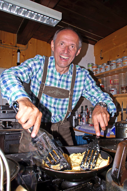 Leo Bauernberger, GF SalzburgerLand Tourismus GmbH, hilft in der Küche mit.