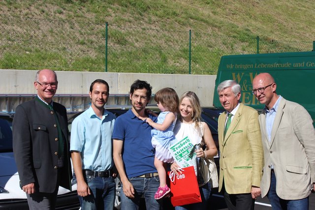 Bürgermeister Joachim Lackner und Vizebürgermeister Martin Schuchaneg (Foto 1.u.2.v.l.) übergaben die Schlüssel an die neuen Mieter. | Foto: Thallmann