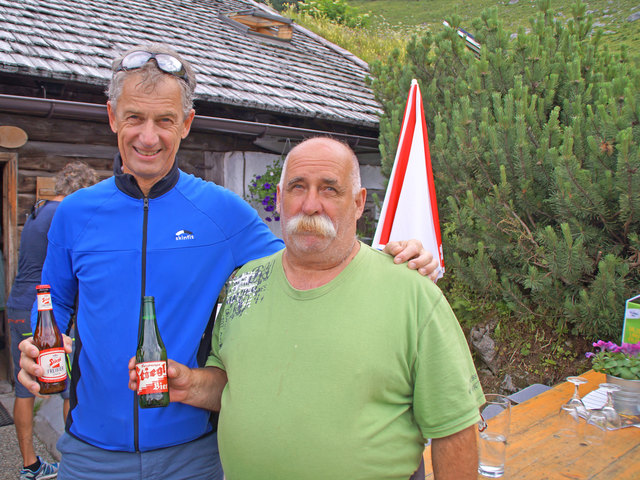 Franz Pölzleitner, SLT & Gästeservice Tennengau, mit Wirt Ali Quehenberger.