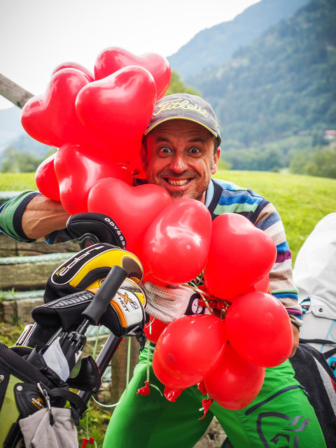 Christoph Bründl spielte beherztes Golf und unterstützte tatkräftig mit vielen Ballonen die Rote-Nasen-Charity. | Foto: Move Mountains