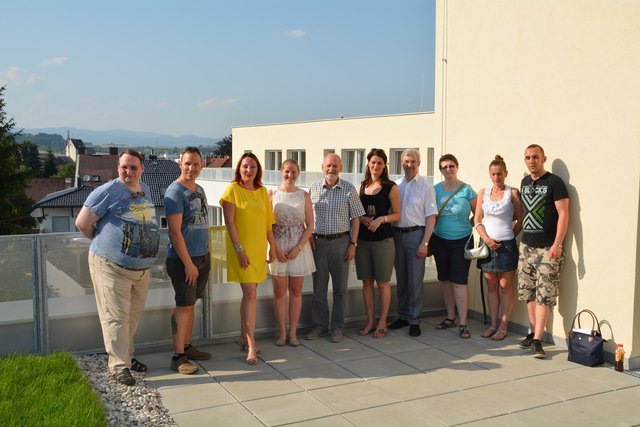 Wilma Grubmüller (3.v.l.), Stadtchef Günther Leichtfried (5.v.l.) und Pfarrer Josef Kowar (4.v.r.) mit den neuen Mietern in Wieselburg.