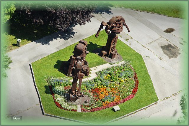 Gruppe von Skulpturen "Das Goldene Kalb - Die Technik als Apokalypse" des österreichischen Bildhauers Karl Anton Wolf, im Donaupark