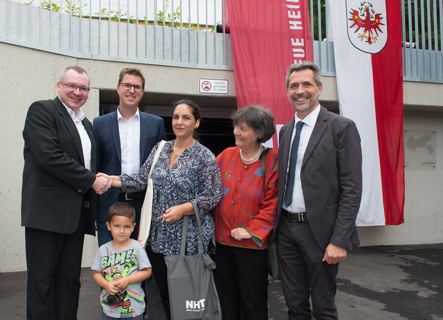 Feierliche Wohnungsübergabe in Telfs (v.l.): LR Johannes Tratter, Bgm. Christian Härting, GV Silvia Schaller und NHT-Geschäftsbereichsleiter Engelbert Spiß freuen sich mit Manuela Trenkwalder und Sohn Dario über das neue Zuhause. | Foto: NHT/Vandory