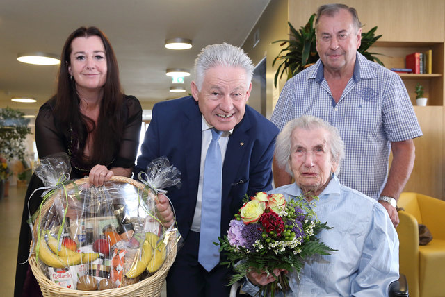 Neben einem Blumengruß überreichte der Landeshauptmann einen Vitalkorb als Geburtstagsgeschenk. Enkeltochter Sonja Wiesmayr, Landeshauptmann Pühringer, Anna Wiesmayr, und Sohn Rudolf Wiesmayr (v. l.).