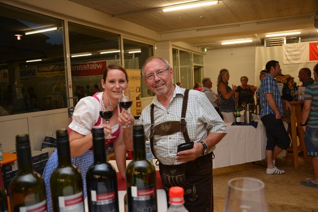 Auch Seniorenbund-Obmann Erwin Peitl hatte schnell eine charmanten Weinberaterin gefunden.