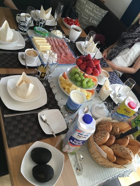 Zuhause ein gemütliches Frühstück mit den Mädels genießen :)