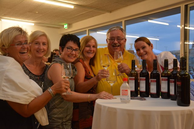 Wein, Weib, etwas später auch Gesang - über mangelnde Stimmung konnte Ortsparteichef Franz Haslinger nicht klagen.