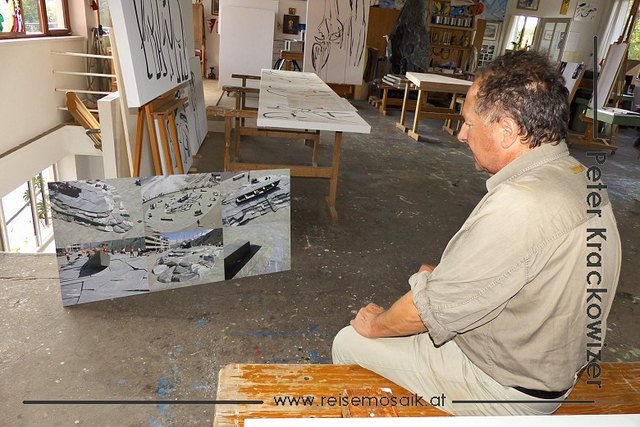 Johann Weyringer in seinem Atelier vor Bildern des Wellenbergs, am 18. Juli 2016 in Neumarkt am Wallersee