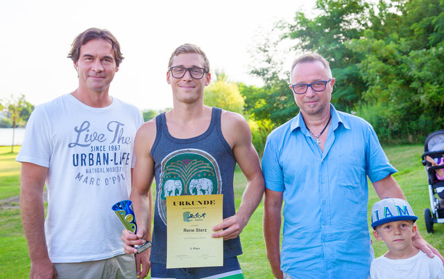Strahlen wie der Felser See: Bürgermeister Mag. Christian Bauer, Seeathlon-Gesamtsieger Rene Sterz und Mit-Organisator Mathias Kormann.