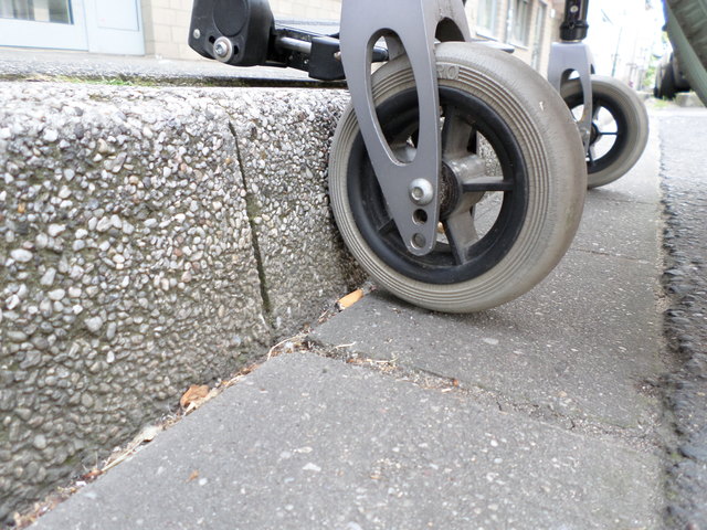 Hohe Hürden: Trotz neuem Gesetz ist noch immer vielen Menschen der Zugang zu Geschäften verwehrt. | Foto: pixelio/ www.dasdenkeichduesseldorf.wordpress.com