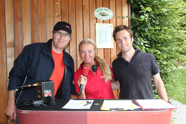 ORF Radio Tirol DJ Alex und Moderatorin Isabella Krassnitzer mit Vitalpinum-Mitarbeiter Stefan Behounek (v.l.).