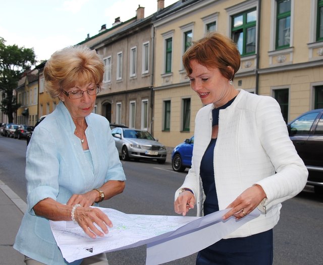 Dorothea Drlik und Silke Kobald (ÖVP) vor einigen der betroffenen Häusern in der Auhofstraße. | Foto: BV 13