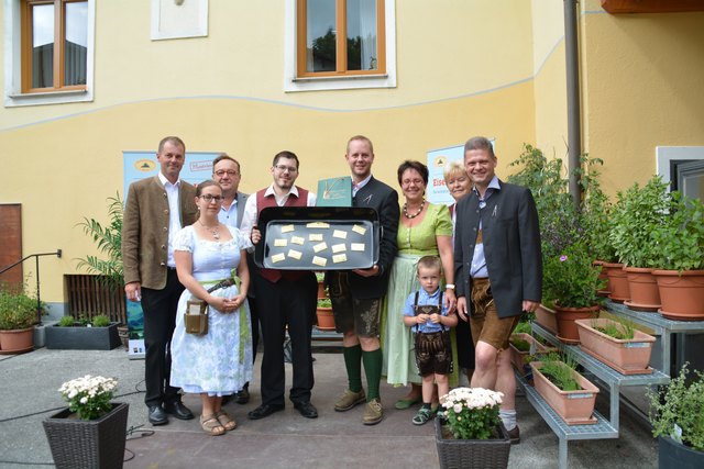 Christian Vogelauer, Sabrina Binderlehner, Gerhard Maller, Markus Stadler, Dominik Fellner, Helga Sonnleitner, Felix Fellner, Anna Scheuchelbauer und Andreas Hanger beim Frühschoppen.