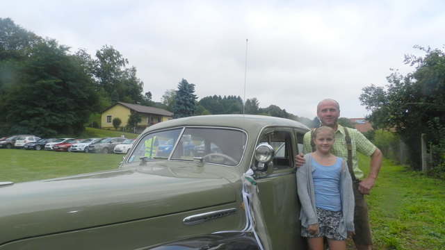 Bei der 88. Autosegnung in St. Christophen holte sich auch Josef Breitner mit Tochter Katerina den Beistand des heiligen Christophorus. | Foto: Punz