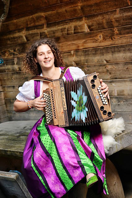 Nach der Geburt ihres dritten Wunschkindes startet Petra Mayer aus Bad St. Leonhard wieder musikalisch durch | Foto: Helge Bauer