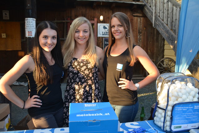 Die Promogirls Johanna und Katrin begrüßten auch Radsportlerin Verena Eberhardt.