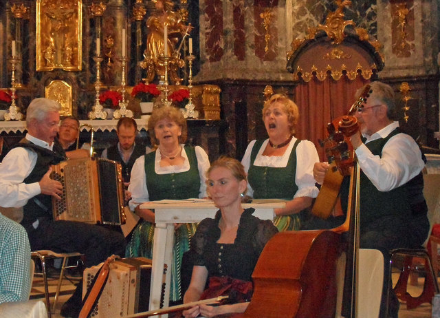 RUND UM´S HORN G´SANG