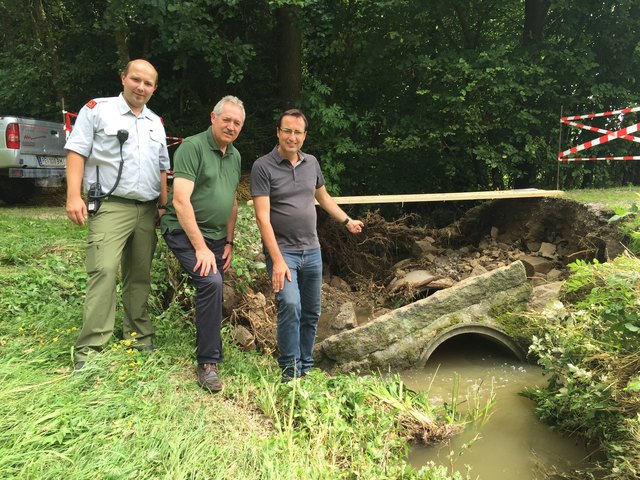 FF Schwertberg-Kommandant Christian Pree, Landtagspräsident Viktor Sigl und Bürgermeister Max Oberleitner. | Foto: Gemeinde