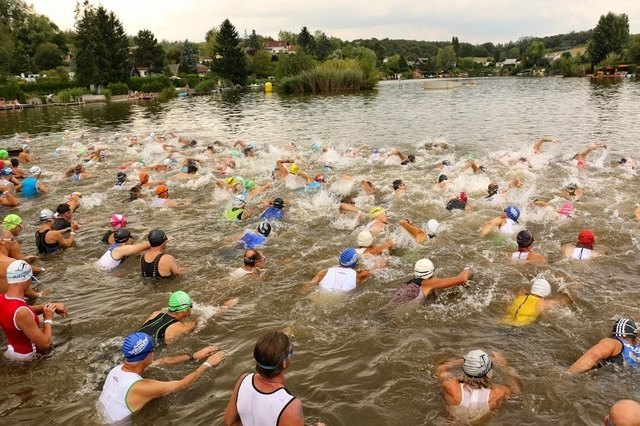 Der Schwimmstart bringt den Pöttschinger See zum Kochen. | Foto: Michael Moser