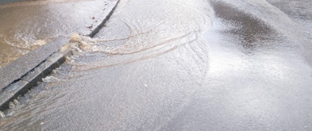 Aufgrund eines Wasserrohrbruches war die Währinger Straße am Dienstagmorgen teilweise nicht befahrbar. | Foto: FF Zwettl-Stadt