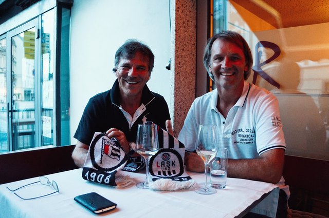 Die LASK-Legenden Gert Trafella und Christian Lehermayr schwelgen bei Rosi's oft in schwarz-weißen Erinnerungen.