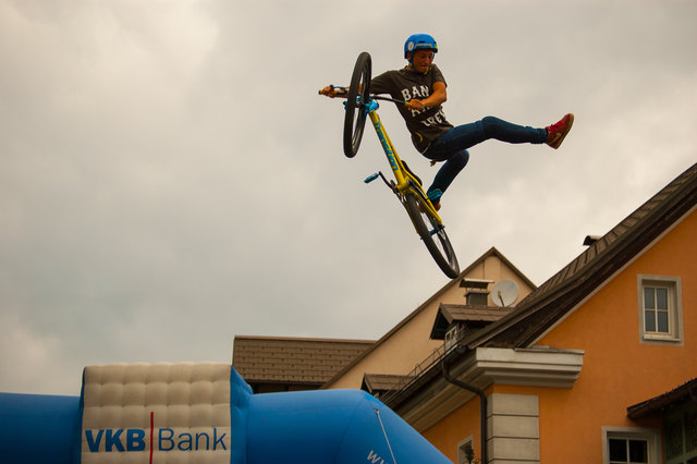 Ich habe dieses Foto bei der "Dirt-Bike-Show" im Start-/Zielbereich der Salzkammergut Trophy aufgenommen. Diese Show ist äußerst spektakulär und lockt immer sehr viele Zuschauer an! (Foto: Rudi Knoll)