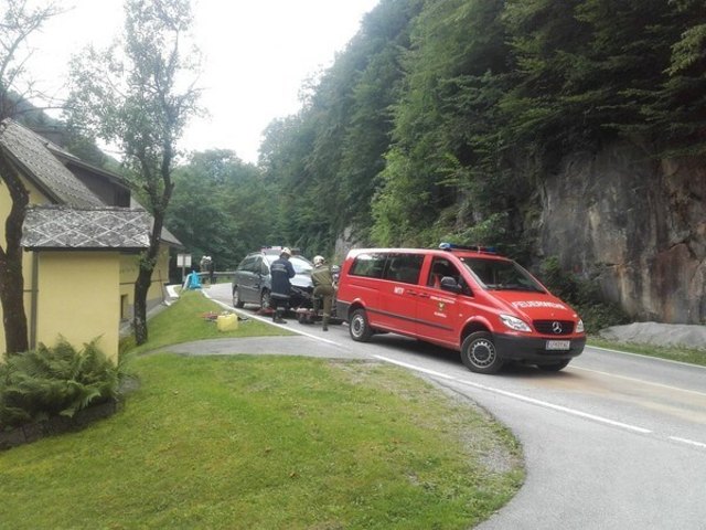 Die FF Kleinzell schleppte das Unfallfahrzeug ab.
