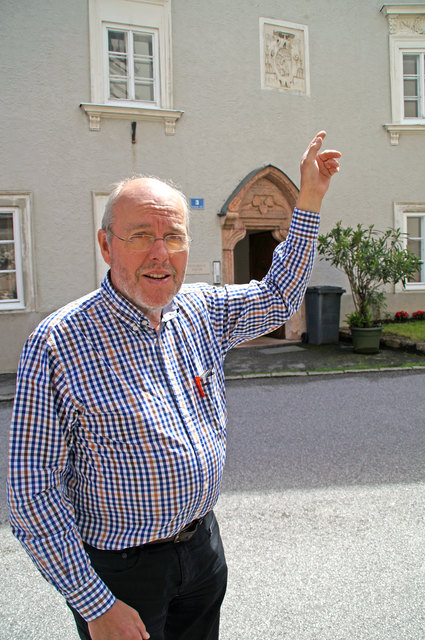 Augen nach oben! Michael Neureiter zeigt Marcus Sitticus Wappen am Dechanthof.
