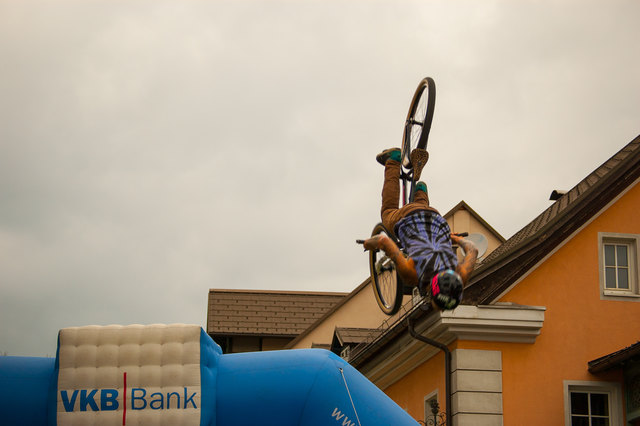 Ich habe dieses Foto bei der "Dirt-Bike-Show" im Start-/Zielbereich der Salzkammergut Trophy aufgenommen. Diese Show ist äußerst spektakulär und lockt immer sehr viele Zuschauer an! (Foto: Rudi Knoll)