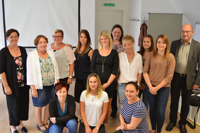 Hockend (von links): Barbara Egger (Jeging/Bezirk BR), Elisabeth Neuwirth (Ampflwang/VB), Cagnur Keskin (Ried im Innkreis). Stehend (von links): Kursleiterin Susanne Gierlinger, Sabine Bäck (St. Martin im Innkreis/RI), Elke Roithinger (Pram/GR), Katharina König (Hofkirchen im Traunkreis/GR), Susanne Strasser (Frankenburg/VB), Christine Witzmann (Taiskirchen/RI), Anita Schmid (Freinberg, SD), Laura Götzenberger (Ried im Innkreis), Isabella Dämon (Neukirchen/VB) und Prüfungsvorsitzender Johann Dirmaier. | Foto: BFI
