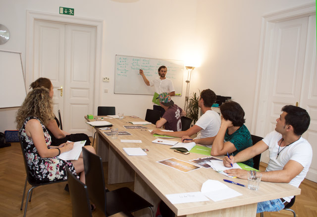 Was heißen die Wörter "Kieberer", "Paradeiser" und "Fetzen"? Mikie, Aron, Shoaib, Mussab sowie bz-Redakteurinnen Conny Sellner und Christine Bazalka beim Wienerischlernen. | Foto: Max Spitzauer