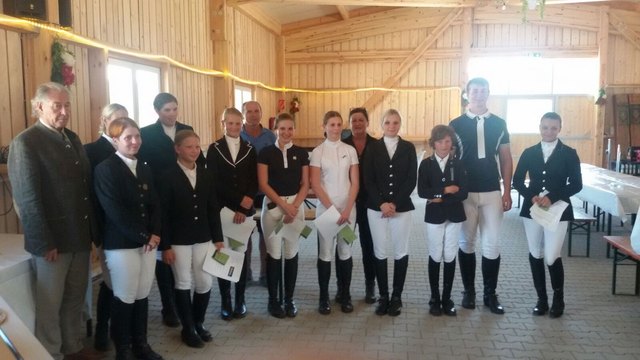 lle Aspiranten meisterten die Sonderprüfung mit Bravour und somit dürfen sie nun offiziell an Turnieren teilnehmen. | Foto: RC Hofinger