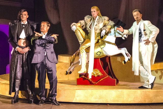 Intendant Dietmar Kerschbaum (2.v.l.) spielt die Paraderolle des "Doktor Eisenstein". | Foto: Jopera