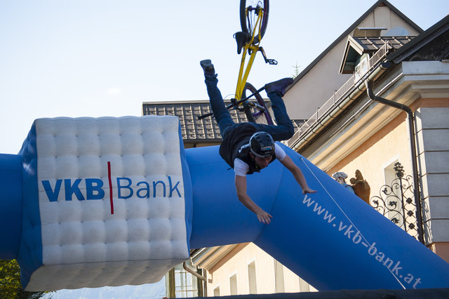 Ich habe dieses Foto bei der "Dirt-Bike-Show" im Start-/Zielbereich der Salzkammergut Trophy aufgenommen. Diese Show ist äußerst spektakulär und lockt immer sehr viele Zuschauer an! (Foto: Rudi Knoll)