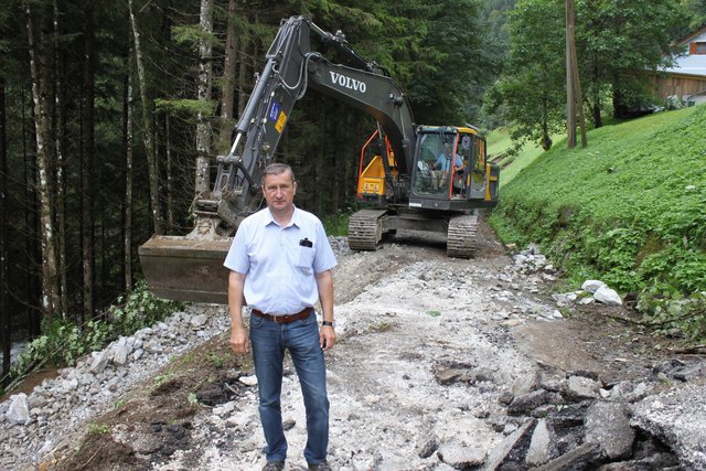 Kainachs Bürgermeister Viktor Schriebl im Schlögelgraben, wo an der abgerutschten Straße gearbeitet wird.