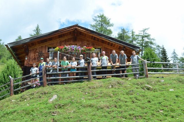 Die freiwilligen HelferInnen vor der Großpreimbergeralm. | Foto: Stegmann