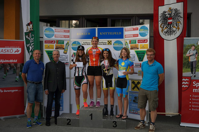 Marie Loschnigg (4. von links) aus Purgstall fuhr ihren Gegnerinnen in Zeltweg davon und holte sich den Stattsmeistertitel.