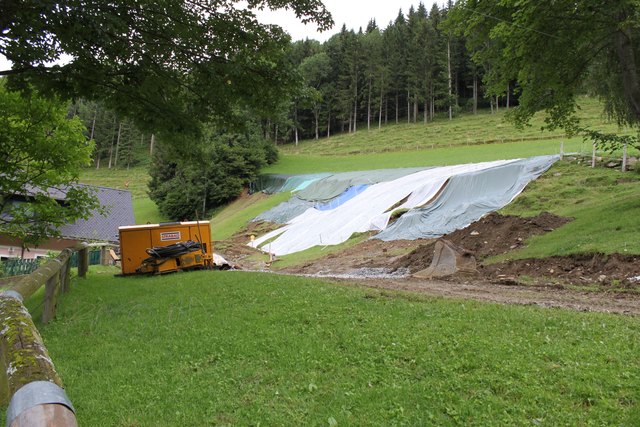 Oberhalb des Hauses von Familie Hohl wurde der Hang mit Planen abgedeckt um ein weiteres Durchnässen und Abrutschen zu verhindern.