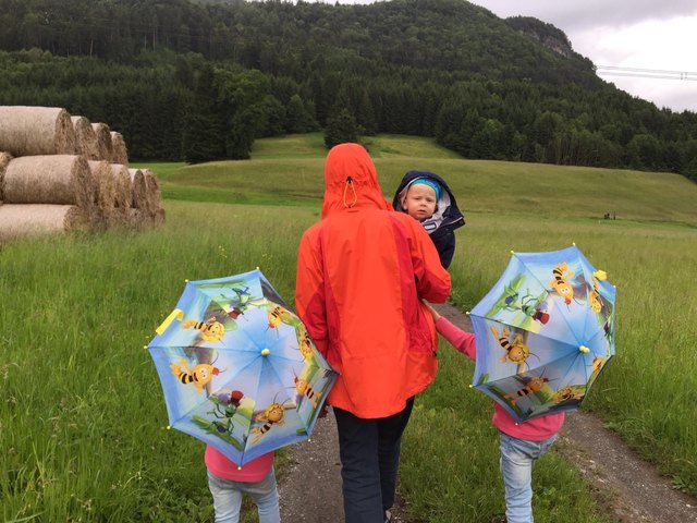 Regenspaziergang mit Opa