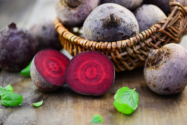 Rote Rüben können in der Küche vielseitig verwendet werden. Besonder beliebt sind sie derzeit in kaltgepressten Obst- und Gemüsesäften.