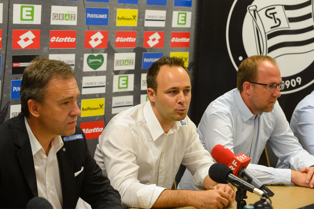 Präsentation: Thomas Tebbich (M.) wurde in Messendorf von Präsident Christian Jauk (l.) als neuer Geschäftsführer Wirtschaft vorgestellt – und bildet nun die neue operative Führungsspitze des SK Sturm mit Günter Kreissl (r.). | Foto: GEPA