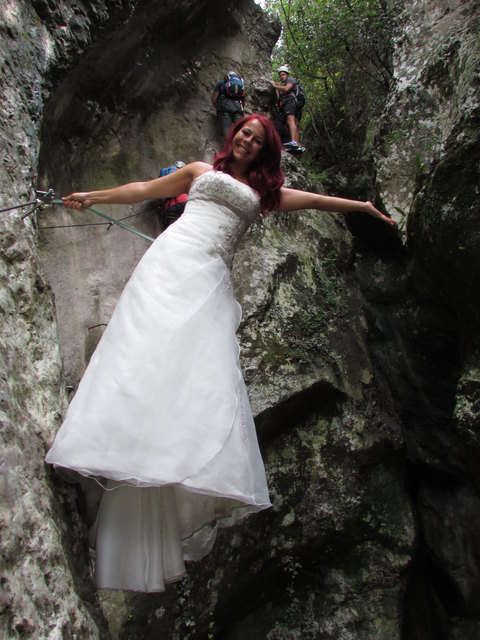 Im Brautkleid durch die Postalmklamm