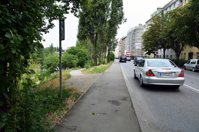 Hier muss man vom Uferweg auf den schmalen und gefährlichen Gehsteig auf der Schüttelstraße wechseln.