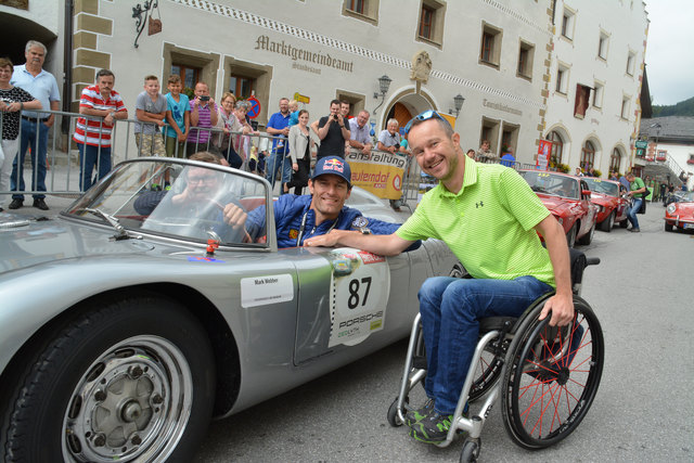 Ex-Formel-1-Pilot Mark Webber mit Zuschauer Leonhard Maier.