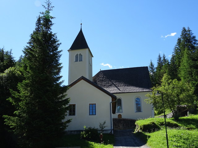 Weithin sichtbar auf einer Anhöhe von St. Leonhard steht die 1666 errichtete und 1762 umgebaute Pfarrkirche, die dem gerade in ländlichen Gegenden verehrten Schutzpatron des Viehs geweiht ist. Von hier aus ist es Richtung Süden nicht weit zu einer bedeutenden Wallfahrtskirche der Gemeinde...