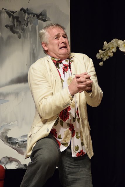 Antoine (Manfred Stella) fleht um die Freundschaft zu Clothilde (Sandra Cirolini) und Pierre (Leo Dallinger).