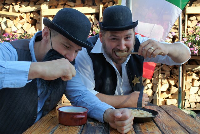 Die Bohnen aus dem Reindl mit Holzlöffel genossen, Peter Linsbichler, Johann Zöhling jun.