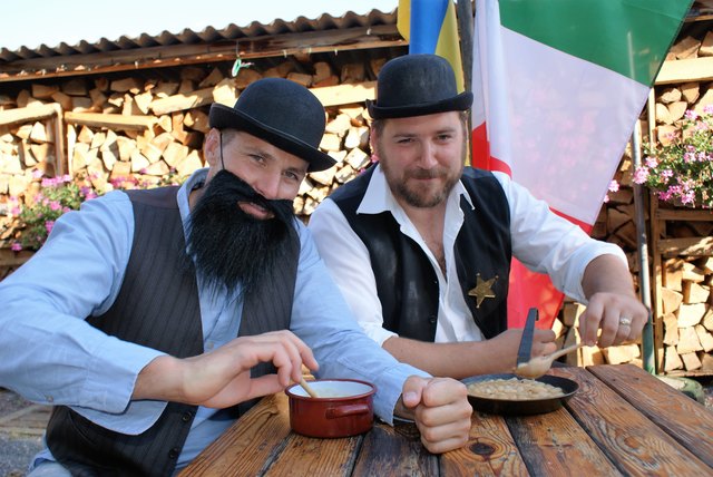 Die Bohnen aus dem Reindl mit Holzlöffel genossen, Peter Linsbichler, Johann Zöhling jun.