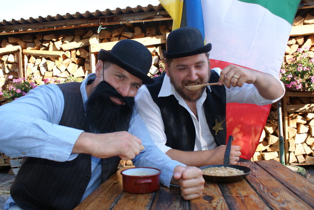 Die Bohnen aus dem Reindl mit Holzlöffel genossen, Peter Linsbichler, Johann Zöhling jun.