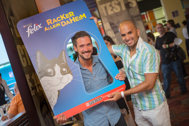 ATV-Moderator Andi Moravec (li.) und Sänger Eric Papilaya folgten ebenfalls der Einladung zum tierischen Kinostart. | Foto: Purina PetCare Austria/ Doron Nadav